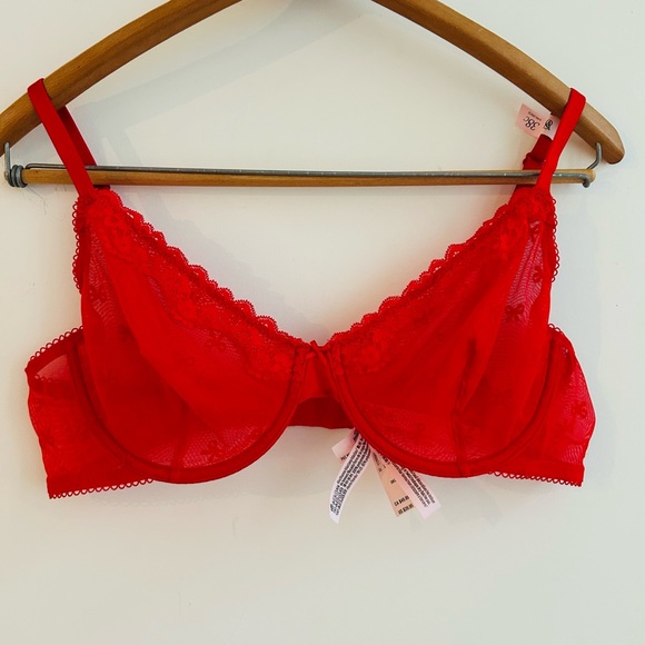 ❤️ VS Red Lace Bra, 38C NWT ❤️ - Picture 4 of 9